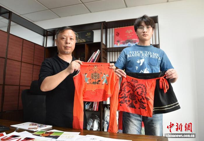 以汉画像石《舞乐车马图》蹴鞠场景为灵感,将