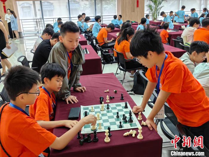 沪港青少年以棋会友：相聚上海开启国际象棋交