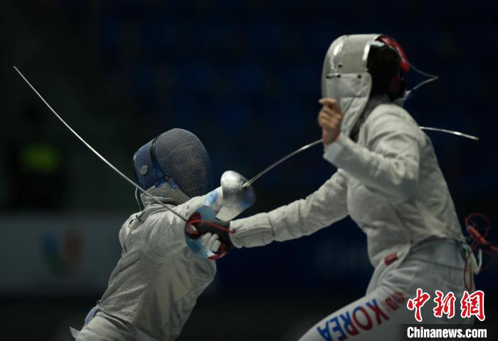 中国香港张家朗夺男子花剑冠军 邵雅琦摘女子佩