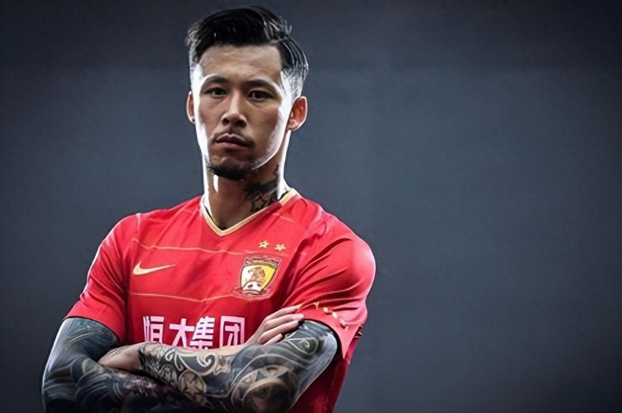 上港右后卫补强引援杨希 王振澳伤情成焦点