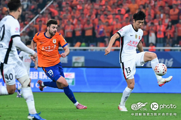 上海海港展现团队精神 球员拼搏诠释不屈斗志