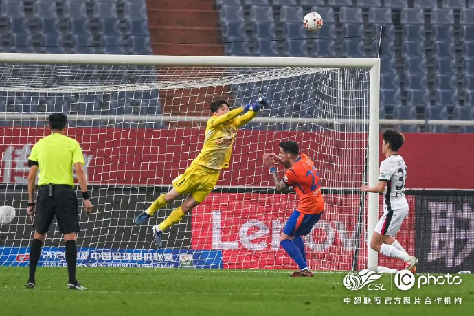 上海海港展现团队精神 球员拼搏诠释不屈斗志