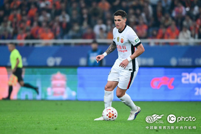 上海海港展现团队精神 球员拼搏诠释不屈斗志