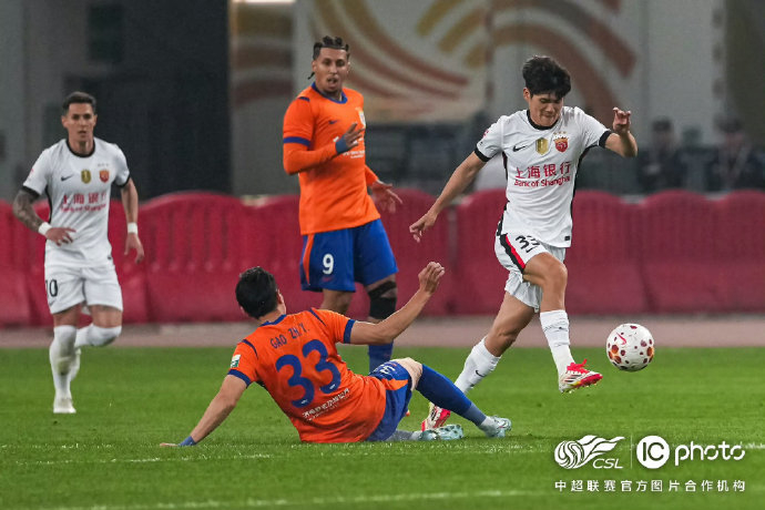上海海港展现团队精神 球员拼搏诠释不屈斗志
