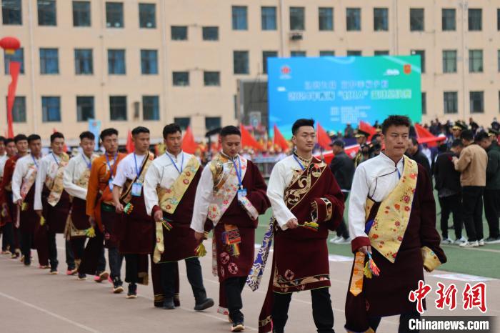 青海首届村BA篮球总决赛揭幕战正式打响 大通县